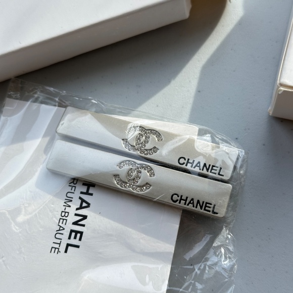 Burberry Chanel Miu Miu Cosmetics Beauty Gift Set Bundle Mirror Pouch Hair Clips - Picture 3 of 8